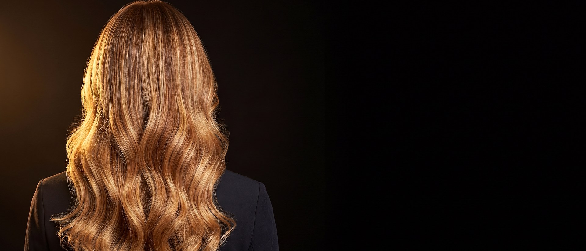 Mehrtoniges, warmes Blond nach der Coloration — Licht liegt in den Wellen