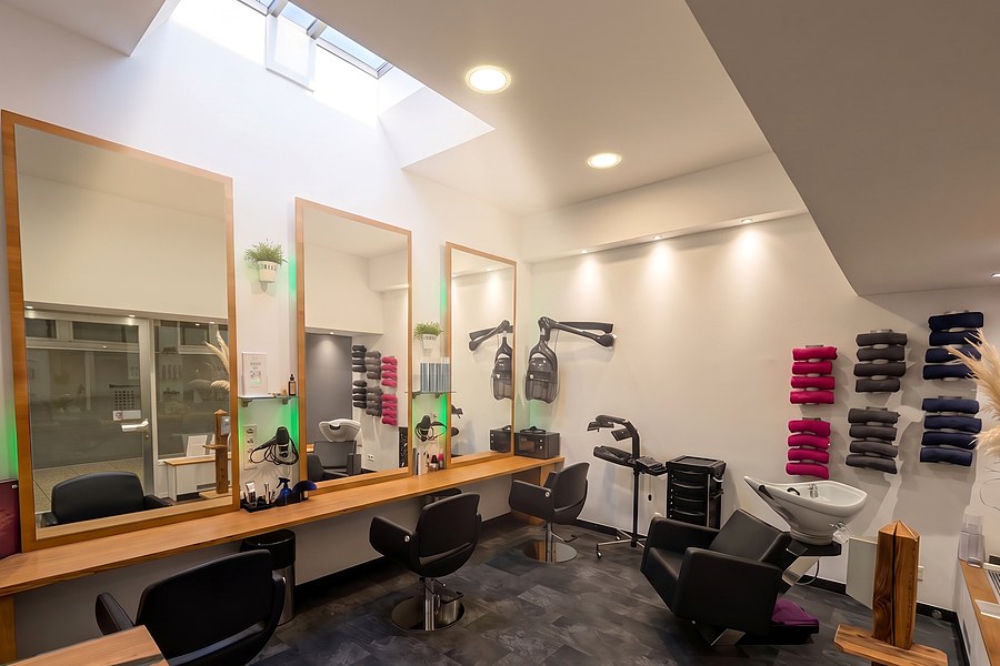 Die Lichtkuppel in der Decke über den Kundenplätzen im Salon