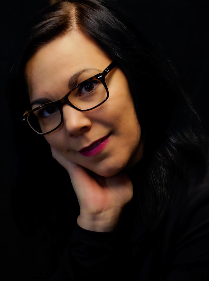 Lisa Unterberger, Inhaberin von Friseur-Lisa, Portrait auf schwarzem Grund