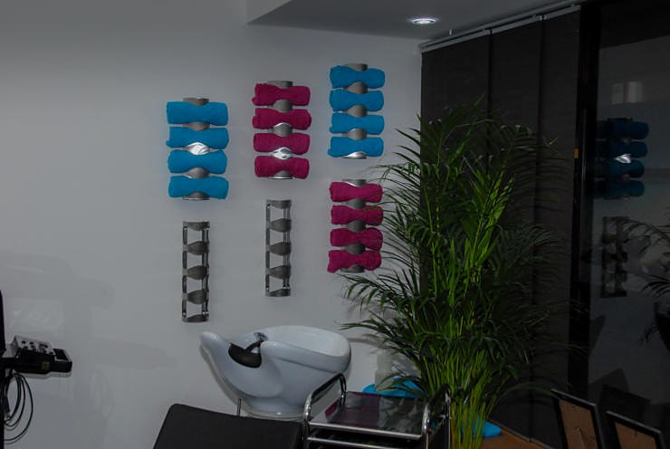Handtücher an der weißen Salonwand