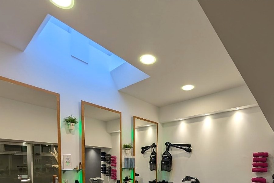 Die Lichtkuppel in der Salondecke, direkt über den Kundenplätzen