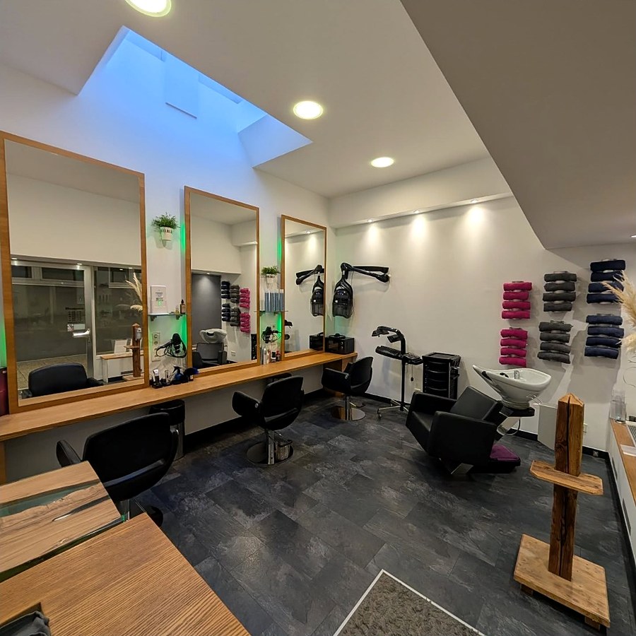 Blick in den hellen Salon mit Lichtkuppel